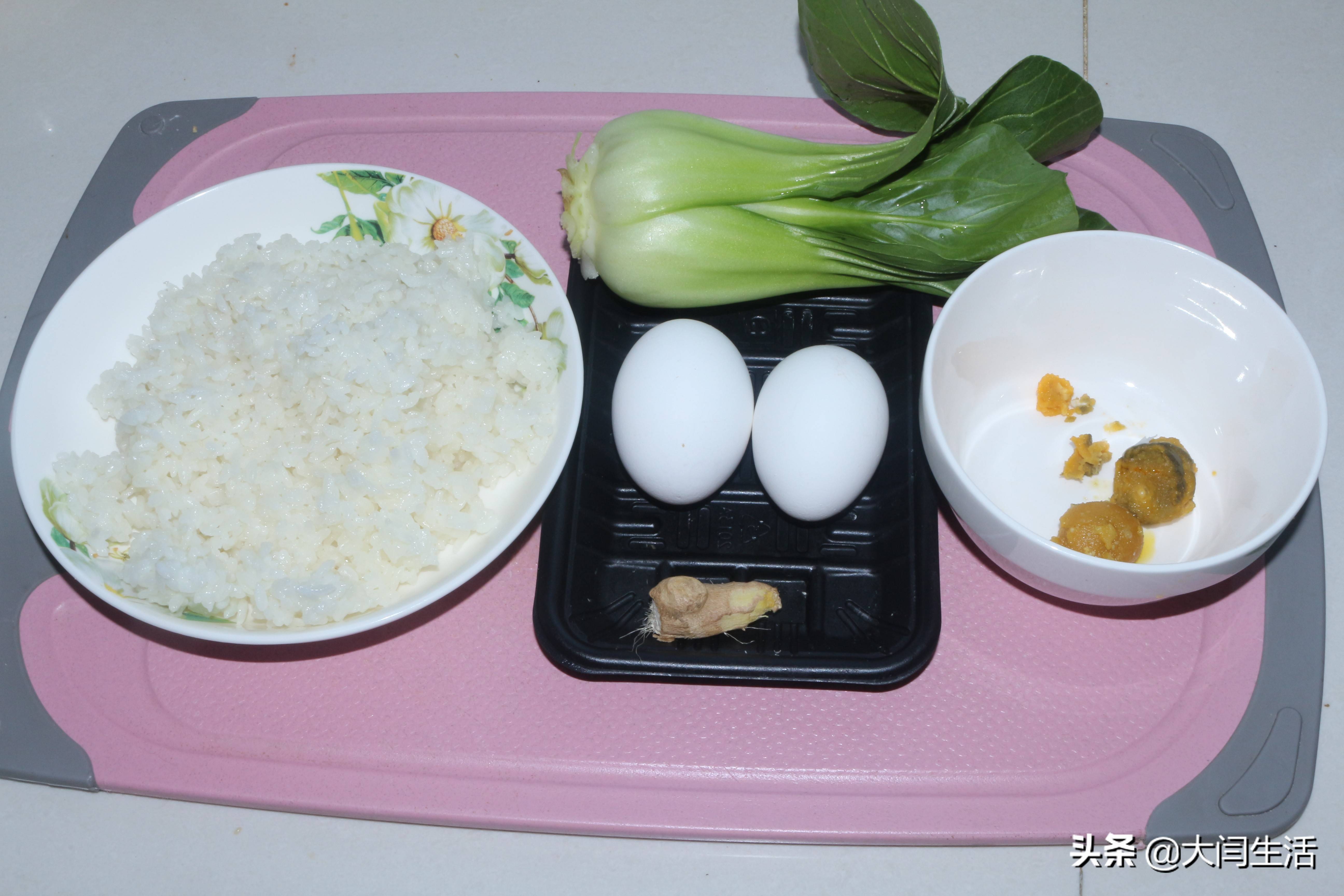 蛋炒饭还能吃出螃蟹味？1盘米饭为什么死掉的螃蟹不能吃，加2种食材，做金灿灿赛螃蟹炒饭