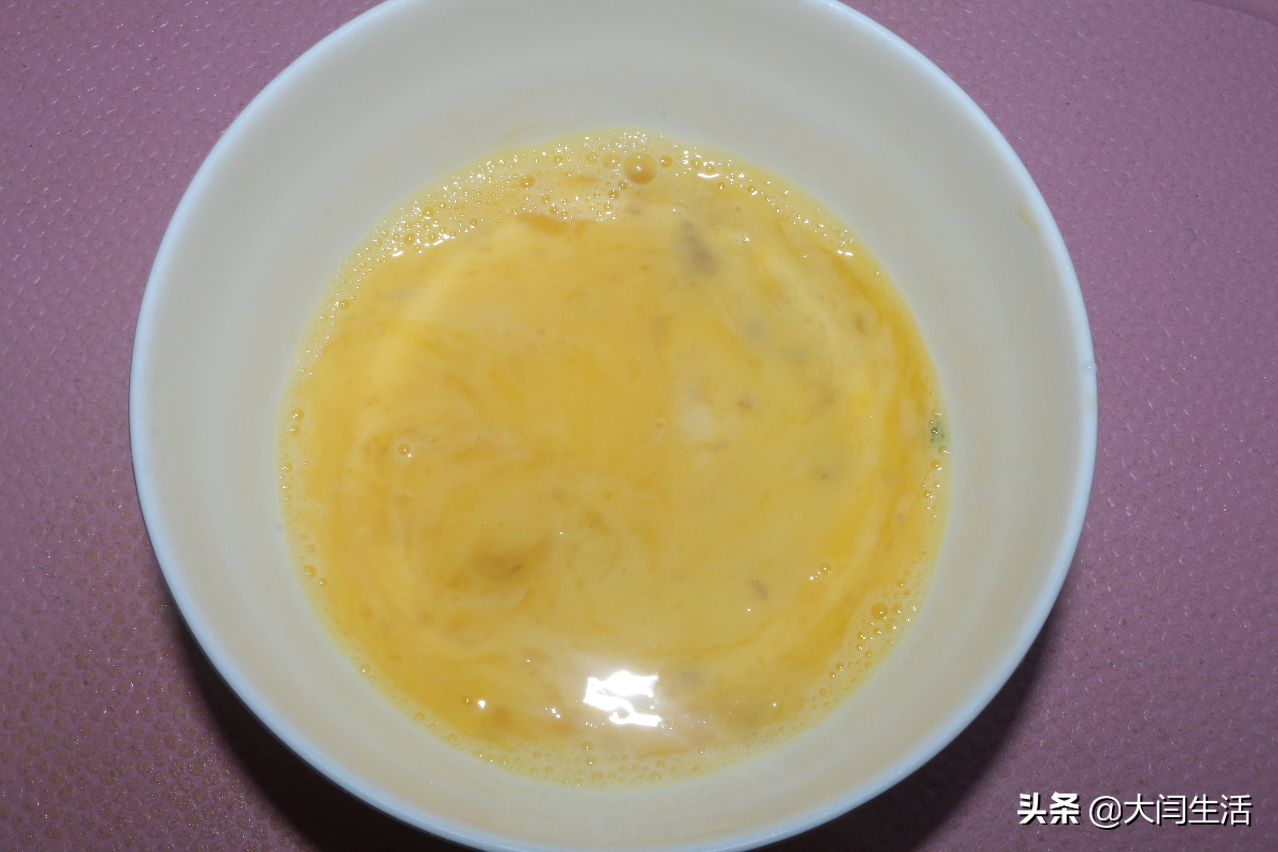 蛋炒饭还能吃出螃蟹味？1盘米饭为什么死掉的螃蟹不能吃，加2种食材，做金灿灿赛螃蟹炒饭