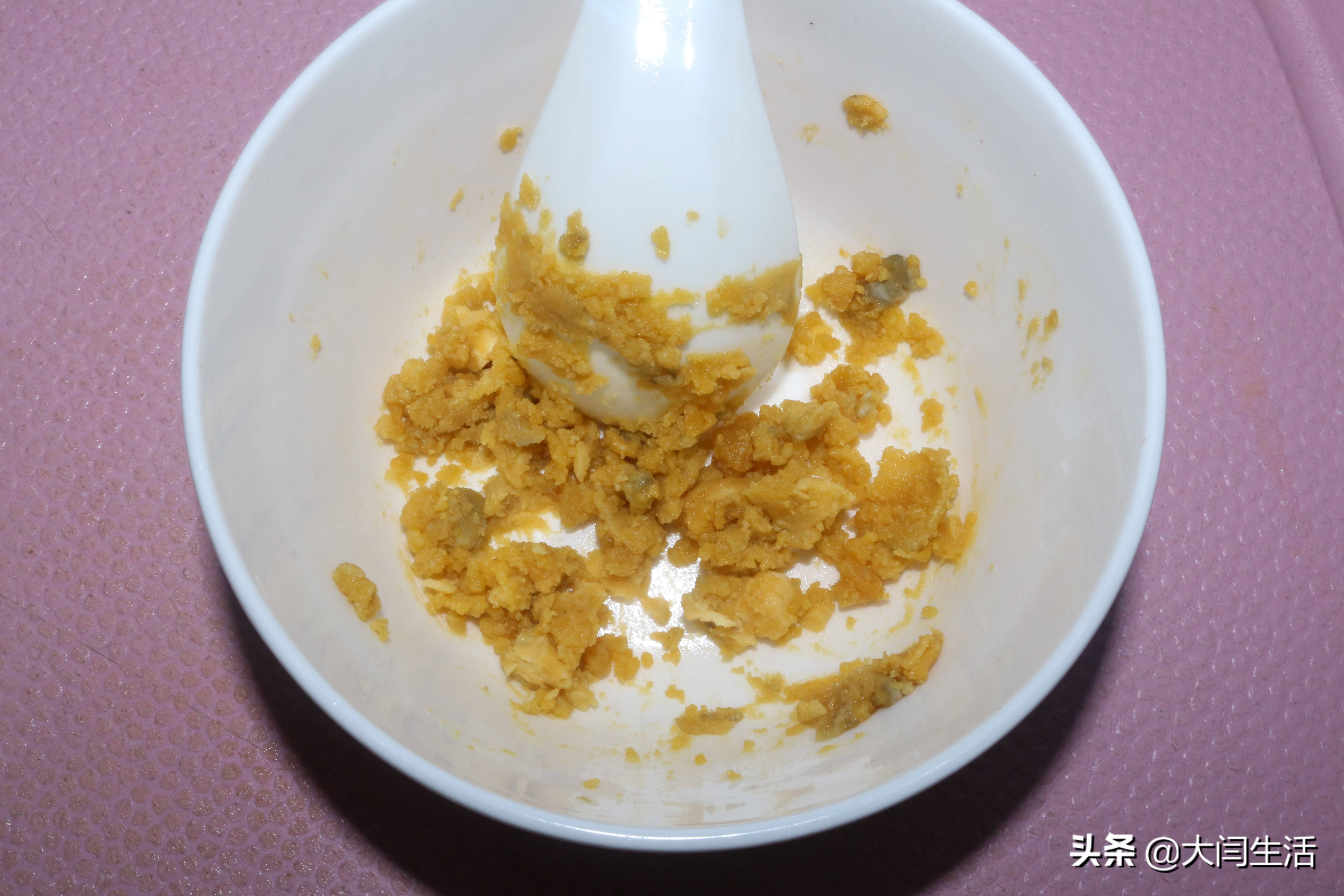 蛋炒饭还能吃出螃蟹味？1盘米饭为什么死掉的螃蟹不能吃，加2种食材，做金灿灿赛螃蟹炒饭