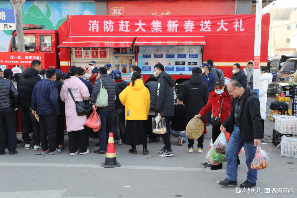 消防宣传进年集 特殊“年货”暖民心